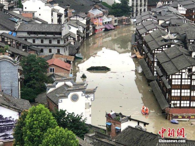 逃离空旷大街